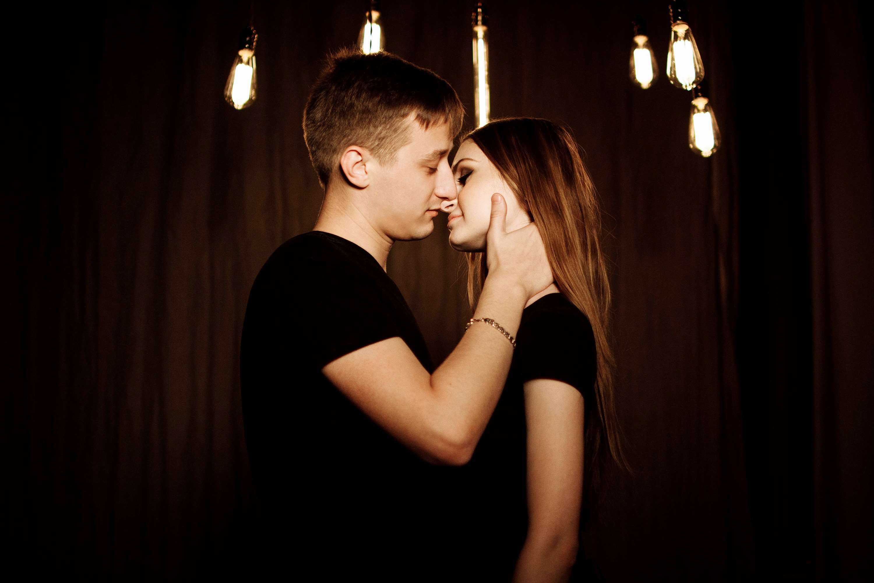 Фото парень с девушкой целуется с
