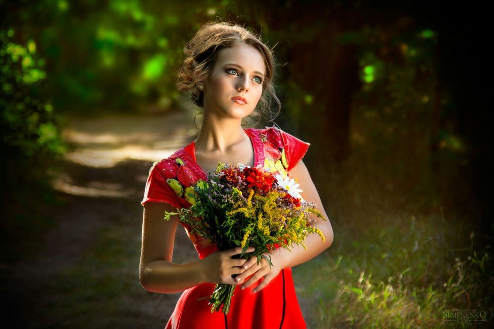 Фото женщины с цветами в руках