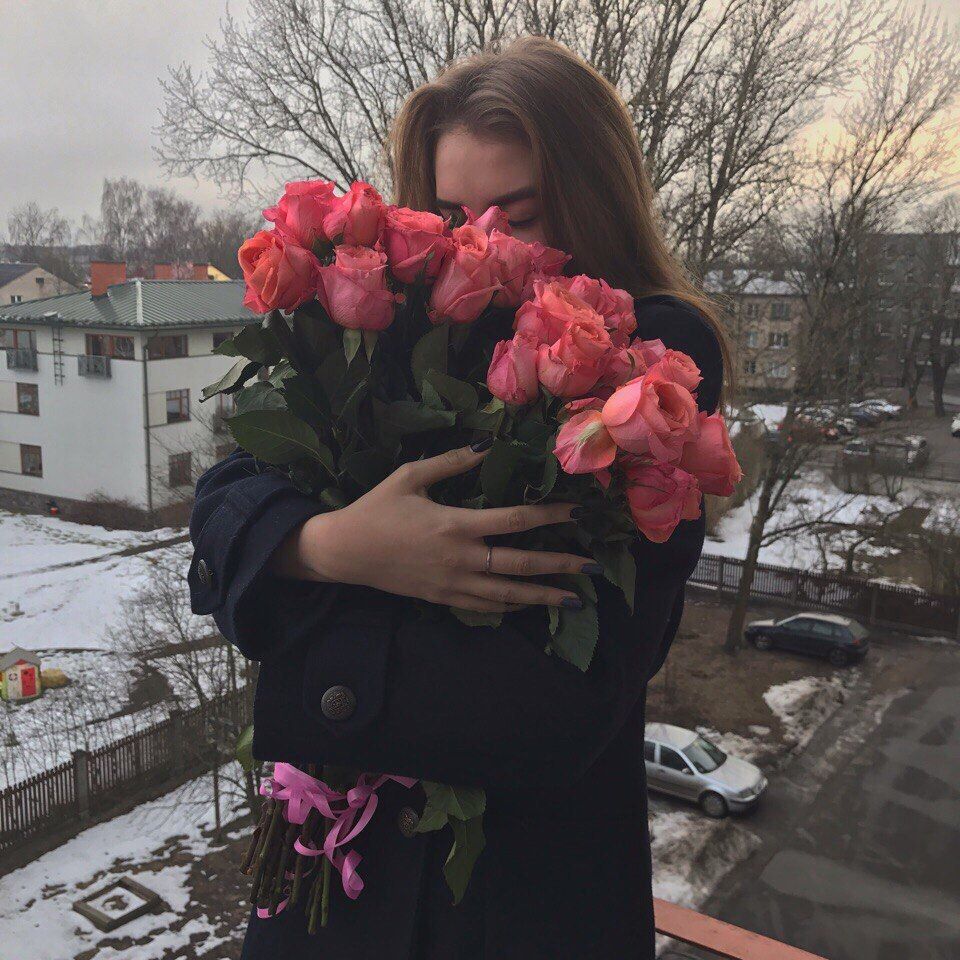 Фото с девушка с цветами в руках без лица на аву