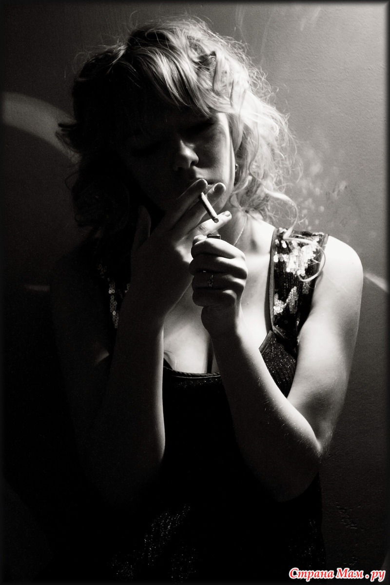 Фото девушки с сигаретой черно белые