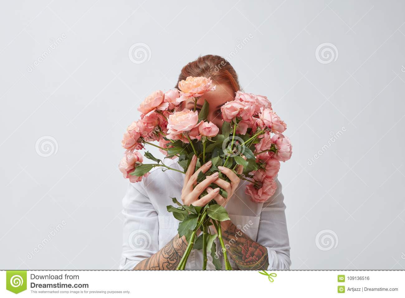 Девушка с букетом цветов в руках   красивые фото и картинки (6)
