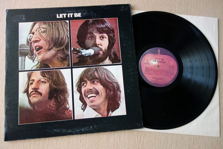 Битлз let it be. The Beatles Let it be 1970. The Beatles Let it be пластинка. Обложка пластинки Битлз Let it be. The Beatles Let it be 1970 обложка.