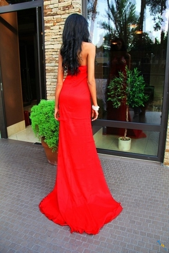 Красное платье со спины