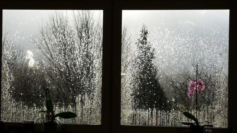 А за окном то дождь слушать. А за окном то дождь то снег. А за окном то дождь то снег доброе утро. То дождь то снег. За окошком то дождь то снег.