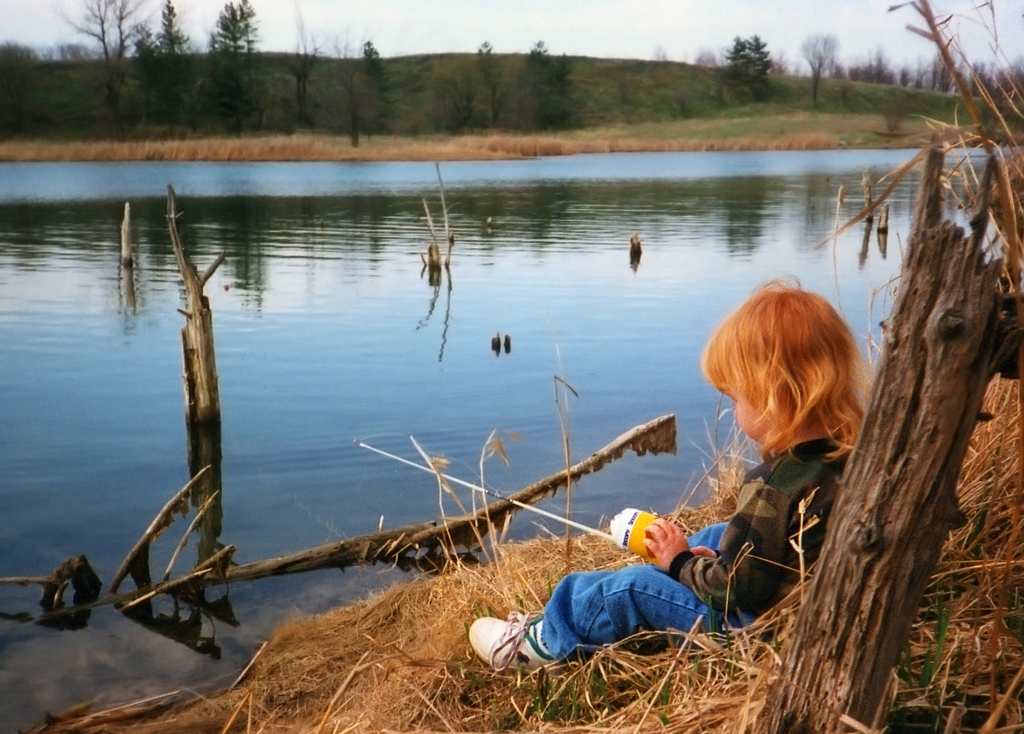 Мальчики ловят девочек. Осенняя рыбалка с детьми. Дети на берегу озера. Пруд для детей. Дети на рыбалке.