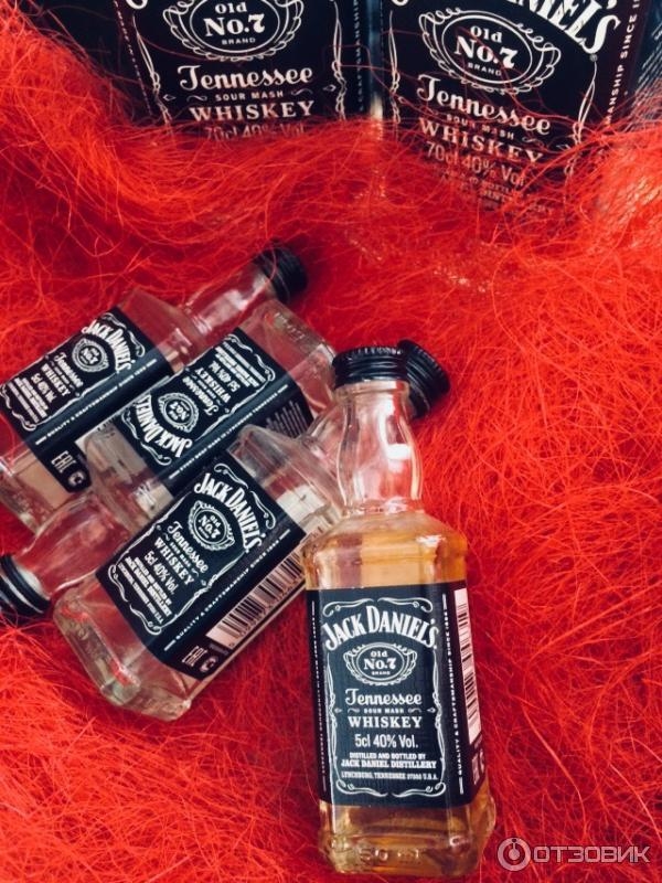 Jack daniels на столе