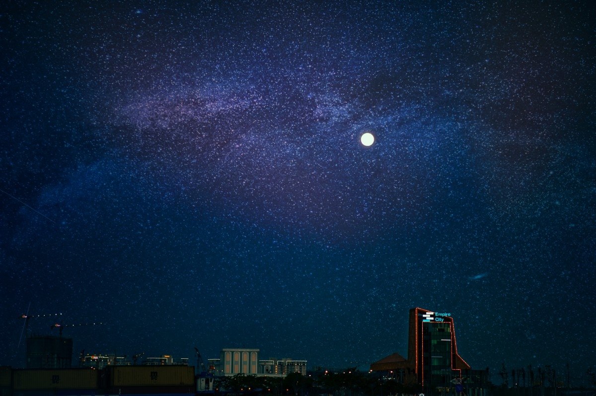 Звездное небо в городе фото