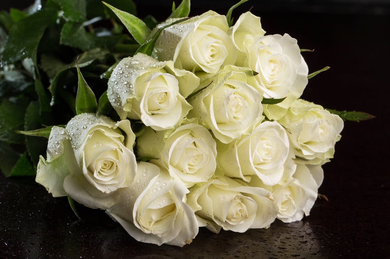 Фото красивые букеты из белых роз фото