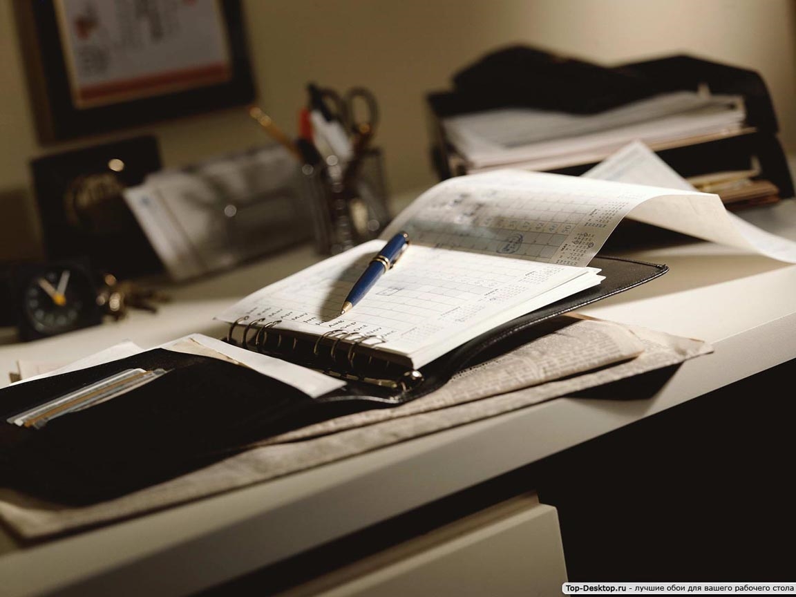 Фото рабочего стола с документами