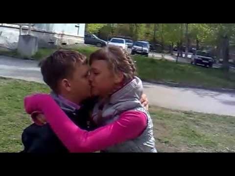 Целую в школе. Поцелуй детей в школе. Поцелуи детей в губы в школе. Поцелуй в засос дети.