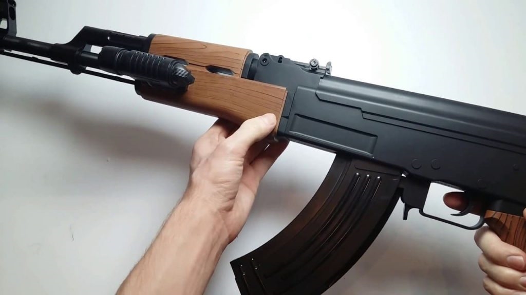 Ае ак. Автомат Калашникова АК-47 zm93. Игрушечный автомат АК 47 zm93-s. Автомат АК 47 С пластиковыми пульками. Автомат Калашникова 47 ZM 93 Железный.