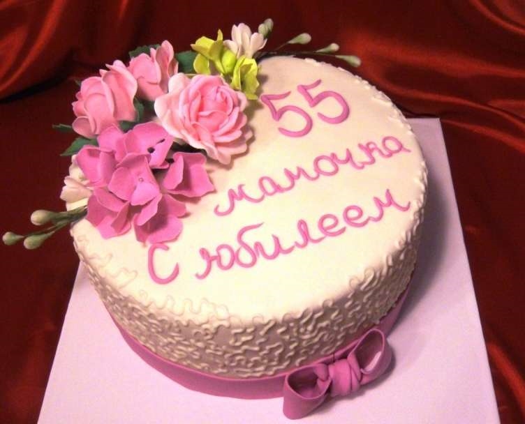 Торт маме на 55. Торт для мамы. Украшение торта для мамы. Торт на день рождения женщине. Тортик для мамы на день рождения.