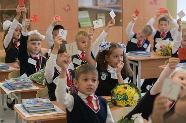 Ученица в школе за партой