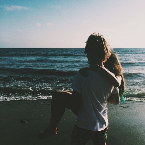 Фото парень с девушкой на море спиной