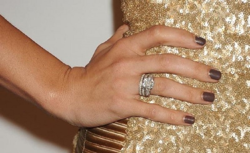 Золото и серебро на одной руке. Золотое кольцо широкое с камнями. Кольцо золотое женское на руке. Широкое золотое кольцо на руке. Широкое кольцо на безымянном пальце.