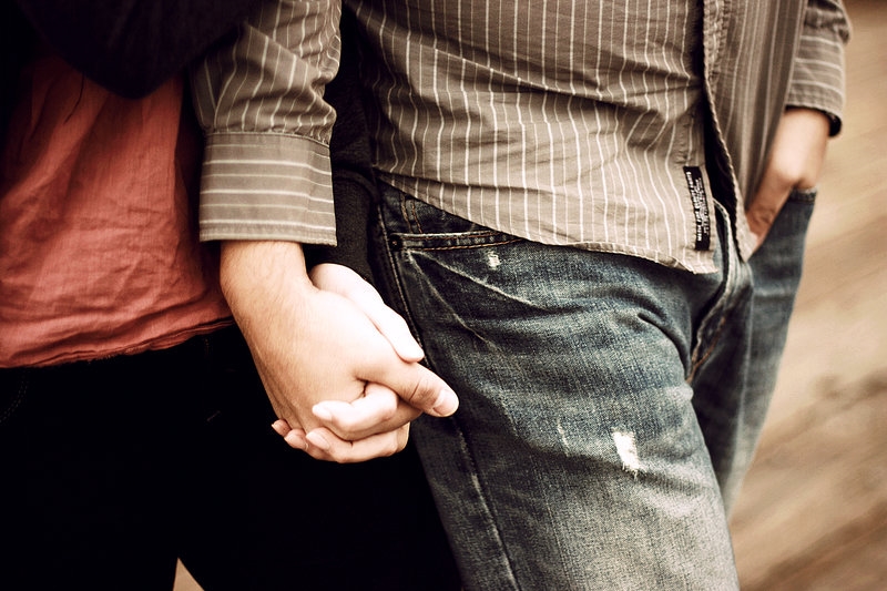 Фото девушки и парня держаться за руки