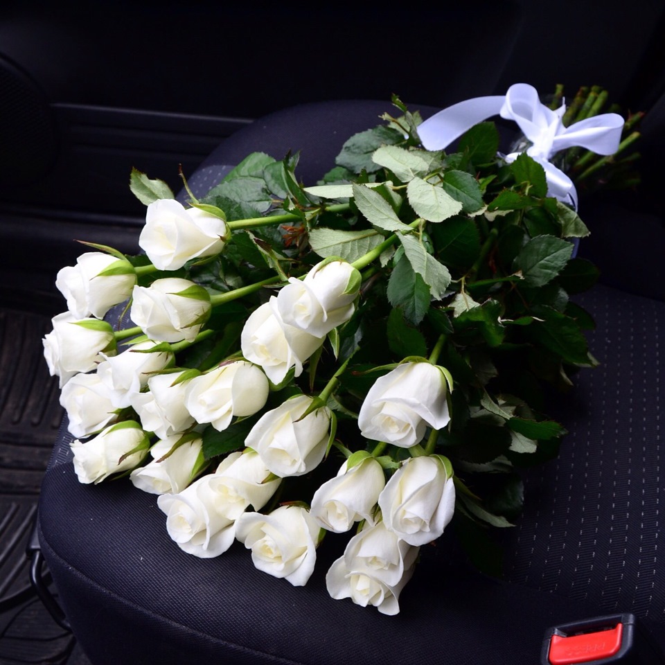 Букет роз в машине на сиденье фото   сборка (2)