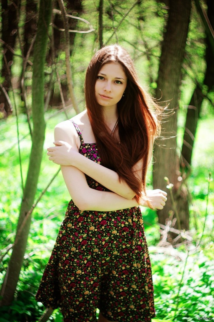 Фото в сосновом лесу девушки