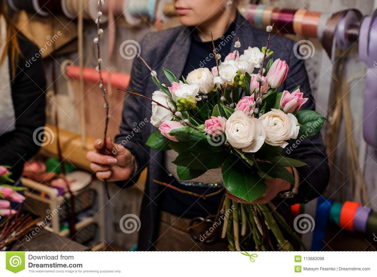 Девушка с белыми розами в руках (11)