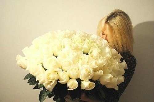 Девушка с белыми розами в руках (17)