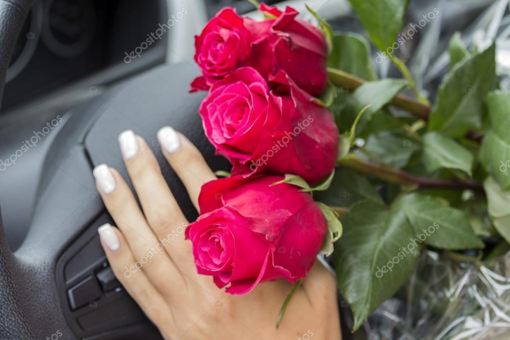 Девушка с белыми розами в руках (2)