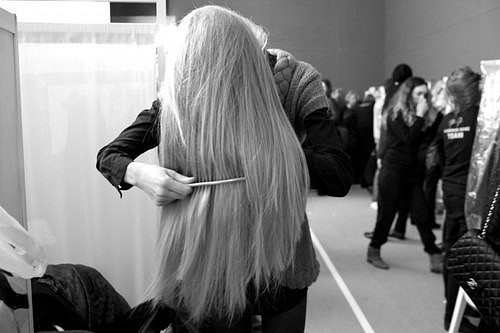 Девушки с длинными белыми волосами без лица   красивые фото (21)