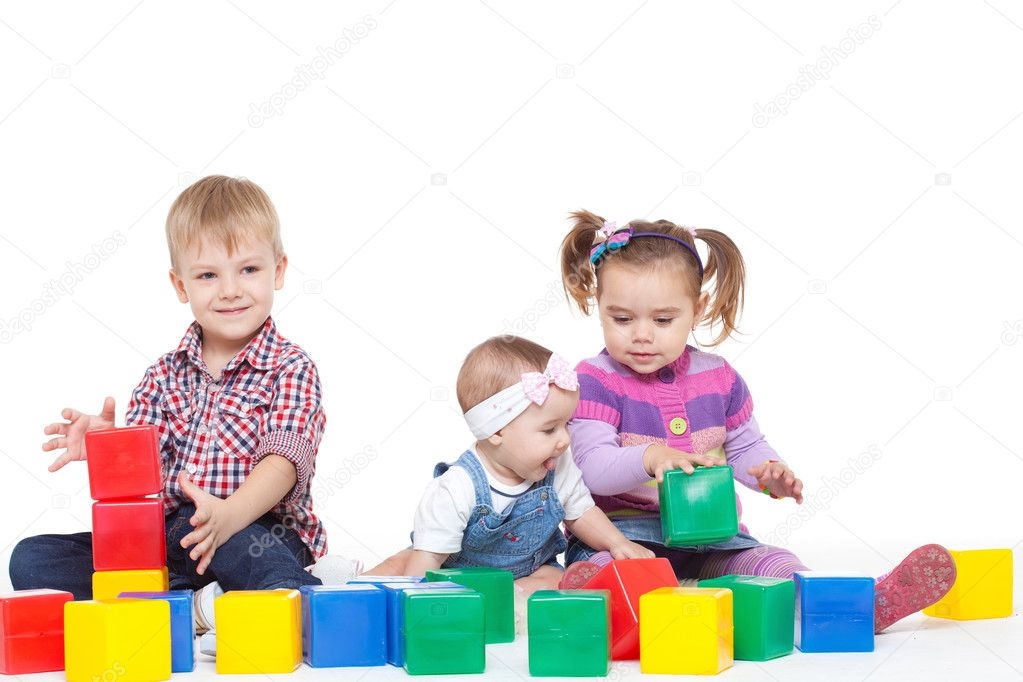 Дети играют в кубики картинки   скачать фото 012