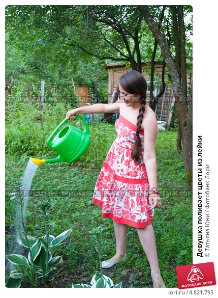 Женщина поливает цветы картинки012
