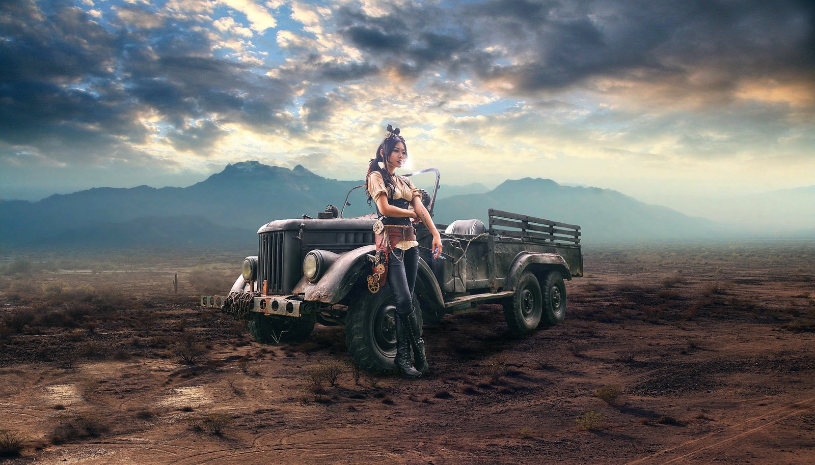 Девушка с машиной в пустыне