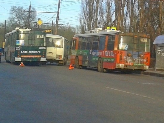 Как правильно обходить трамвай троллейбус и автобус   на заметку 006