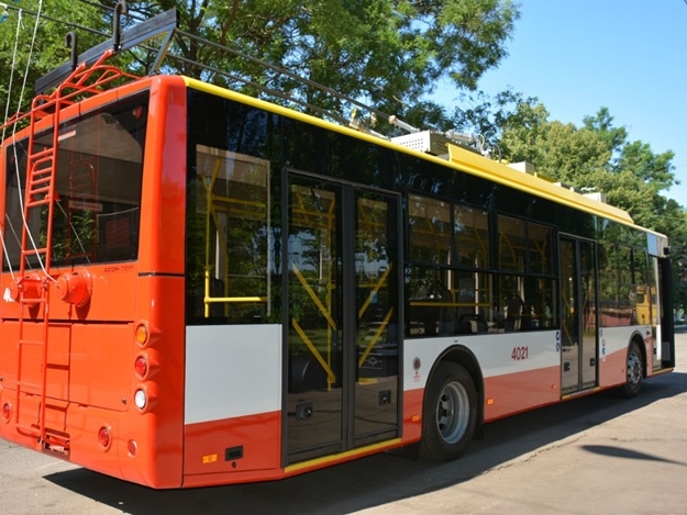 Как правильно обходить трамвай троллейбус и автобус   на заметку 019