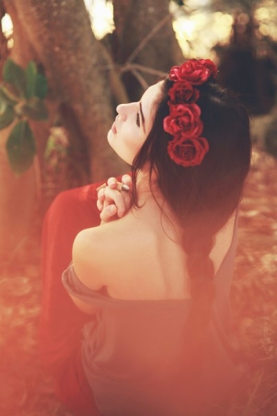Картинка девушка с цветами со спины брюнетка020