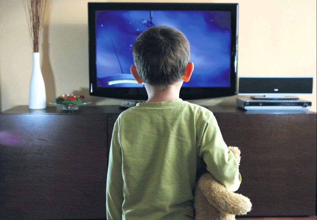 Картинки мальчик смотрит телевизор   подборка 007