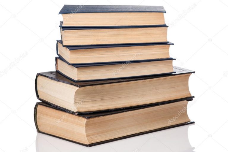 Книги на полке на белом фоне