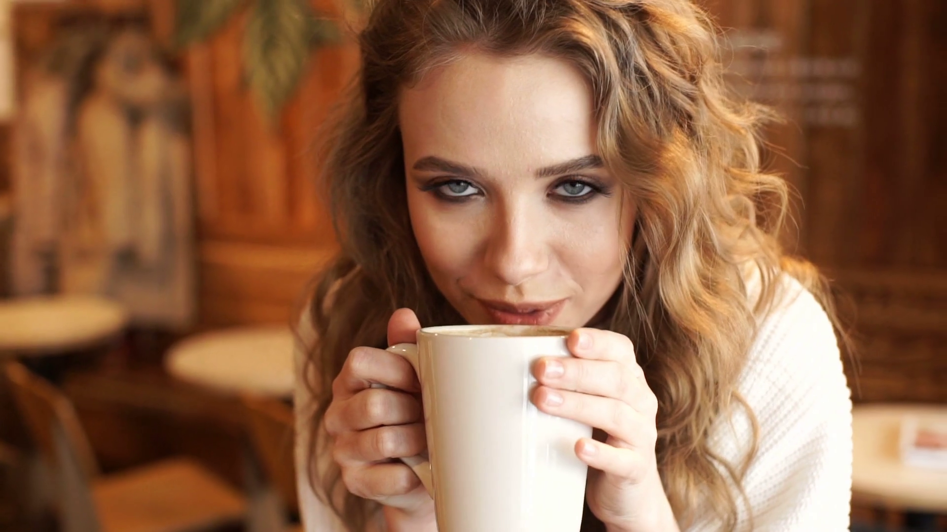 Красивые фото девушка с чашкой кофе в руках   сборка (17)