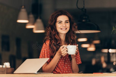 Красивые фото девушка с чашкой кофе в руках   сборка (3)