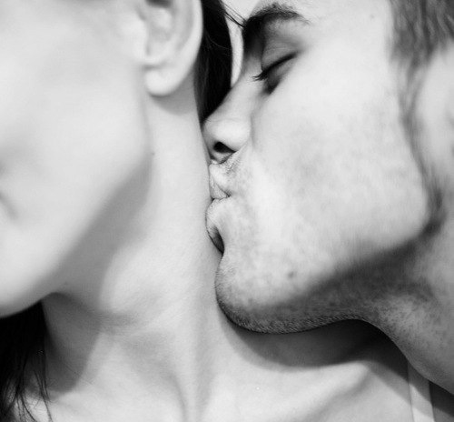 Мужик целует женщину фото 015
