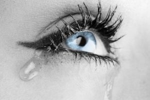 Плачущая девушка фото на аву в ВК017