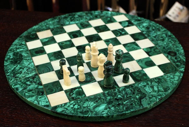 Рисунок шахматная доска с фигурами 009