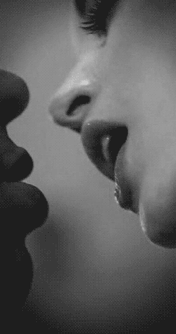 Страстный поцелуй в губы с языком - красивая гиф