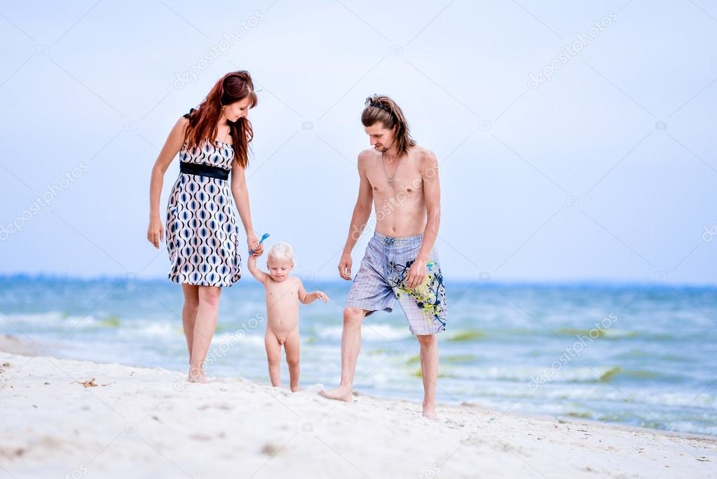 Счастливая семья на море   картинки 017