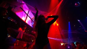 Фото девушек без лица в ночном клубе   подборка (10)