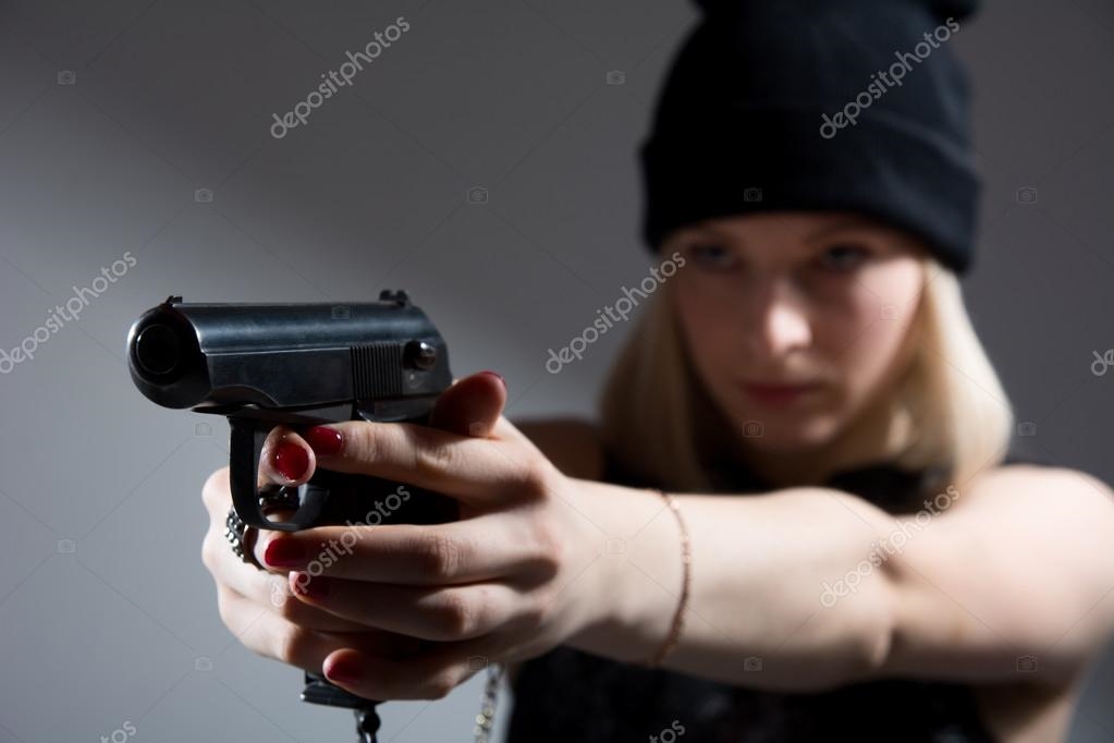 Фото пистолет в руках девушки 001