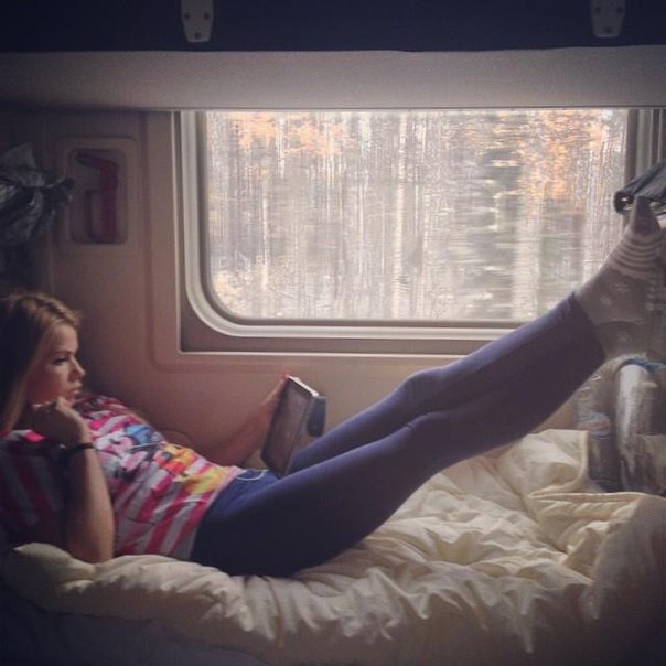 Фото спящих в поезде девушек 001