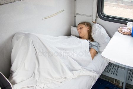 Фото спящих в поезде девушек 011