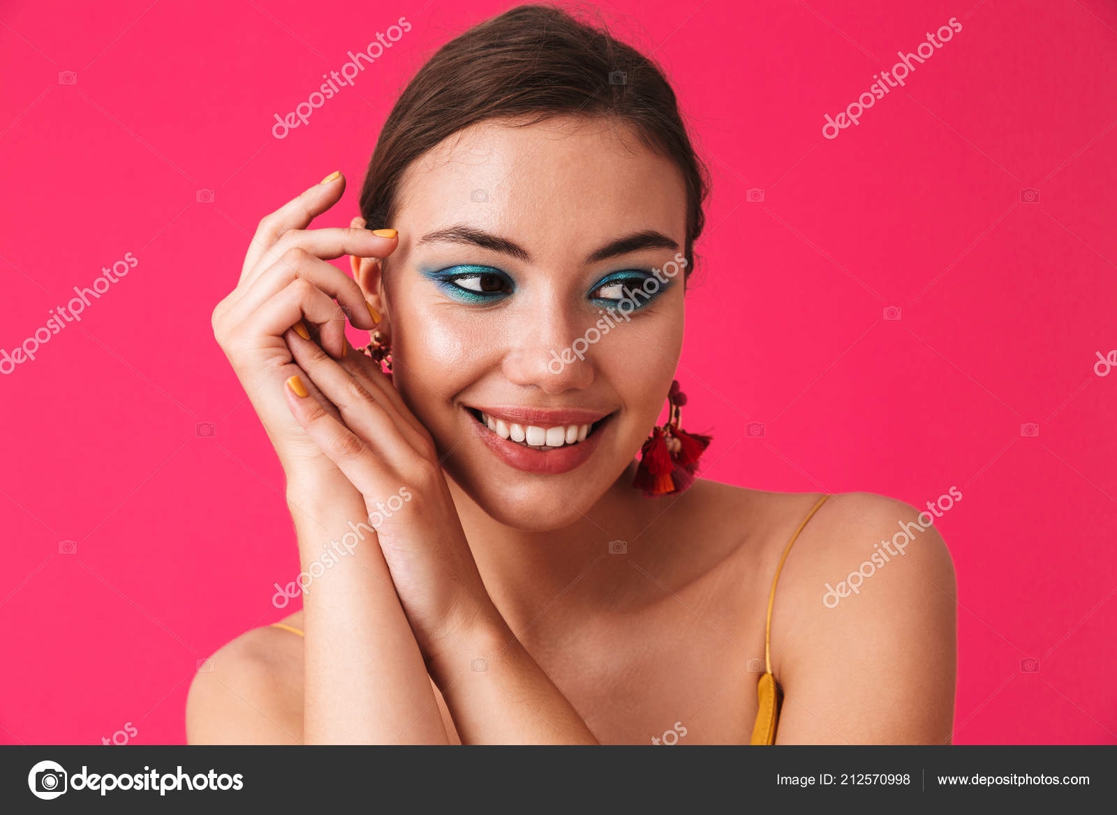 Фотографии девушек с накрашенными губами и серьгами (12)