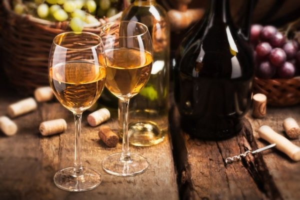 Чем оттереть вино с обоев