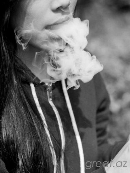 Девушка курит сигарету фото на аву