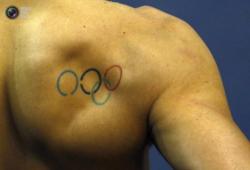Татуировка в виде Олимпийских колец