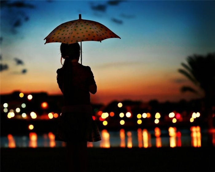 Картинка девушка со спины с зонтиком 010